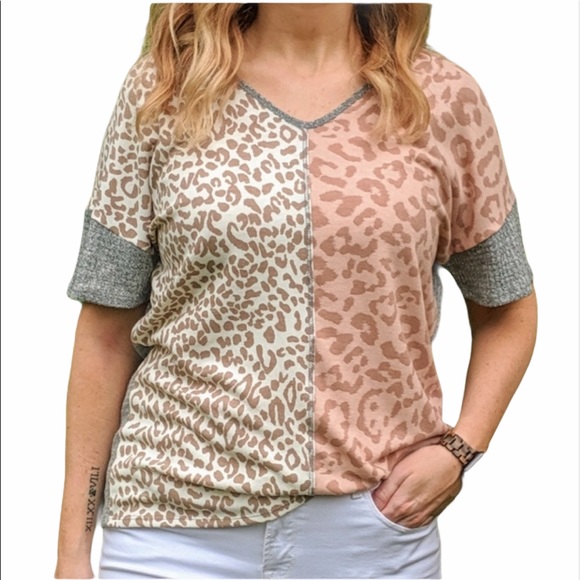 V-Neck Animal Print Top - brand new! Size Large - Picture 2 of 4